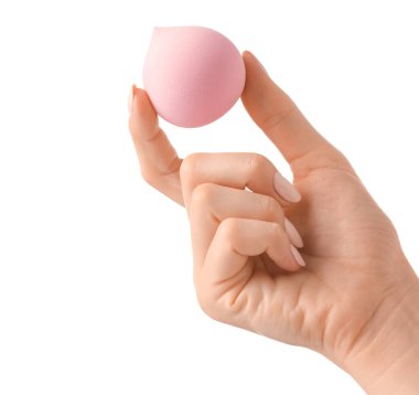 Beyaz arkaplanda makyaj süngeri olan el