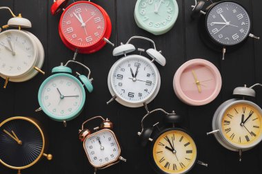 Siyah arkaplanda birçok alarm saati