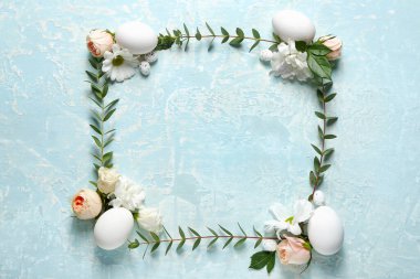 Paskalya yumurtaları ve bahar çiçeklerinden yapılmış bir çerçeve