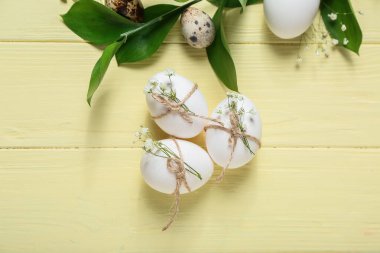 Renkli ahşap arka planda Paskalya yumurtaları ile kompozisyon