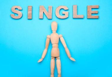 Renk arkaplanda SINGLE sözcüğüyle ahşap manken