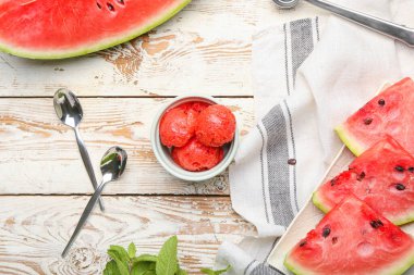 Hafif ahşap arka planda karpuzlu dondurma kompozisyonu