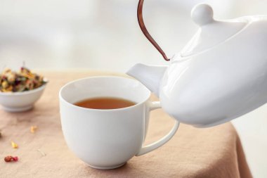 Çaydanlıktan fincana çay dök, yakın çekim.