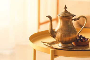 Tepside çaydanlık ve kuru çay.