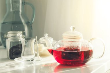 Masada sıcak çay ile cam çaydanlık