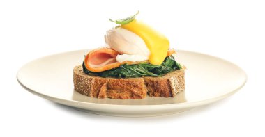 Beyaz arka planda Floransa yumurtalı lezzetli sandviç tabağı.