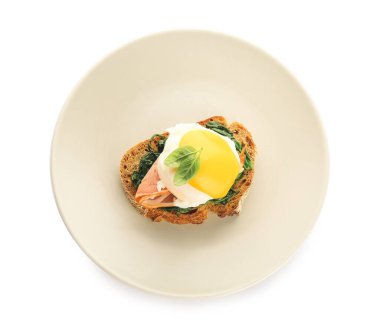 Beyaz arka planda Floransa yumurtalı lezzetli sandviç tabağı.