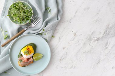 Floransa yumurtalı, pastırmalı ve limonlu lezzetli sandviç.