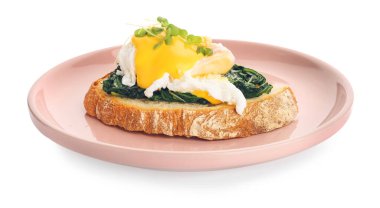 Beyaz arka planda Floransa yumurtalı lezzetli sandviç tabağı.