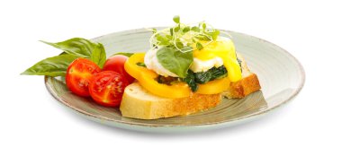 Floransa yumurtası ve beyaz arka planda taze sebzeli lezzetli bir sandviç.