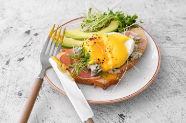 Floransa yumurtalı lezzetli sandviç, domuz pastırması ve avakado, yakın plan.