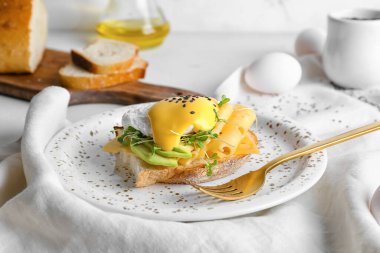 Floransa yumurtalı, peynirli ve avokadolu lezzetli bir sandviç.
