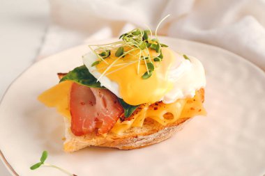 Floransa yumurtalı ve pastırmalı lezzetli sandviç, yakın plan.