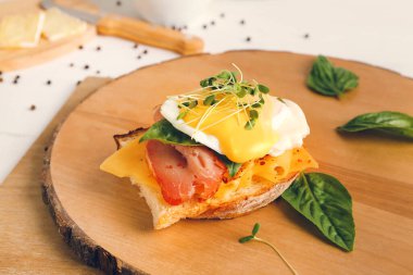 Floransa yumurtalı ve pastırmalı lezzetli sandviç, yakın plan.