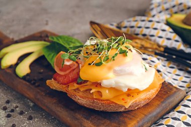 Floransa yumurtalı lezzetli sandviç, avokado ve domuz pastırması.