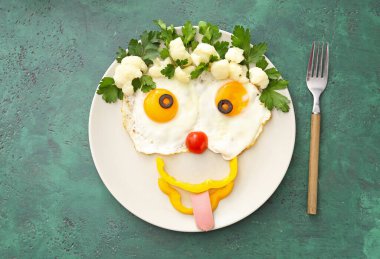 Yumurtalı ve yeşil sebzeli çocuklar için yaratıcı bir kahvaltı.