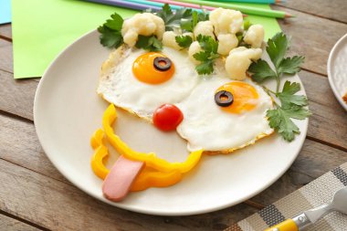 Yumurtalı çocuklar için yaratıcı bir kahvaltı, ahşap arka planda taze sebzeler, yakın plan