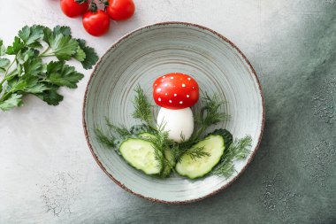 Renkli yumurta ve taze sebzeli çocuklar için yaratıcı bir kahvaltı.