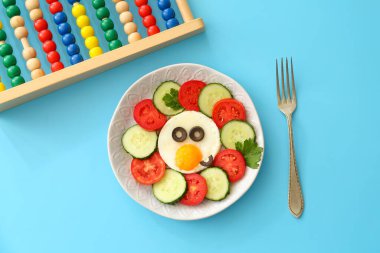 Renkli yumurta ve taze sebzeli çocuklar için yaratıcı bir kahvaltı.