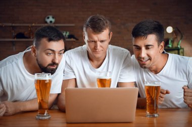 Erkekler barlarda bahis oynuyorlar.