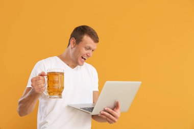 Renkli arka plan bahsini kazandıktan sonra mutlu bir adam.