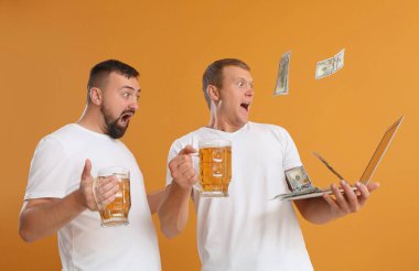 Mutlu adamlar spor bahislerini renkli arka plan üzerine kazandıktan sonra