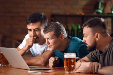 Erkekler barlarda bahis oynuyorlar.