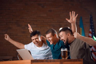 Bardaki spor bahsini kazandıktan sonra mutlu adamlar.