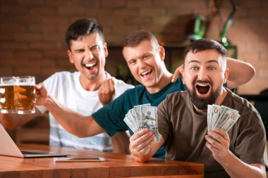 Bardaki spor bahsini kazandıktan sonra mutlu adamlar.