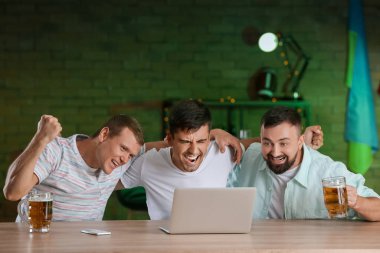 Bardaki spor bahsini kazandıktan sonra mutlu adamlar.