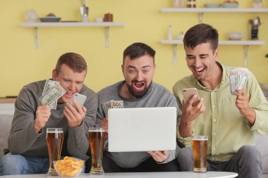 Evdeki spor bahsini kazandıktan sonra mutlu adamlar.