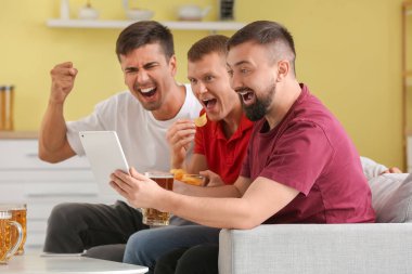 Evdeki spor bahsini kazandıktan sonra mutlu adamlar.