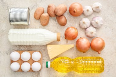 Işık arkaplanındaki farklı ürünler