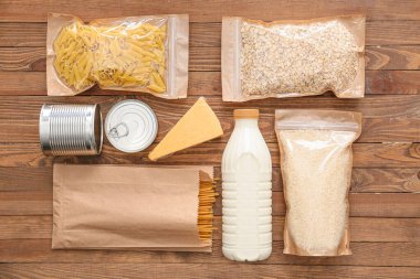 Ahşap arka planda farklı ürünler