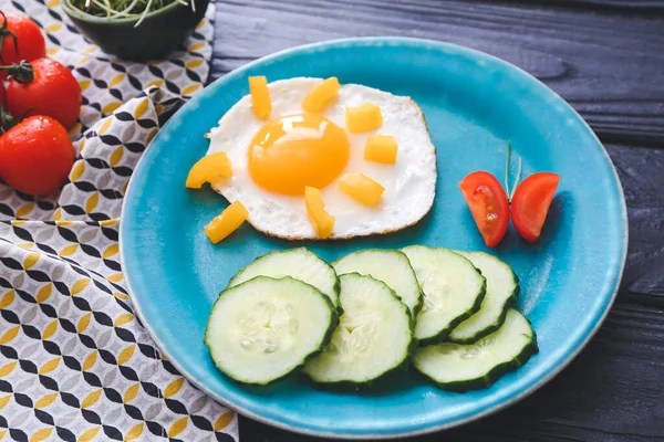 Creative Breakfast Children Egg Fresh Vegetables Dark Wooden Background — Stock Photo, Image