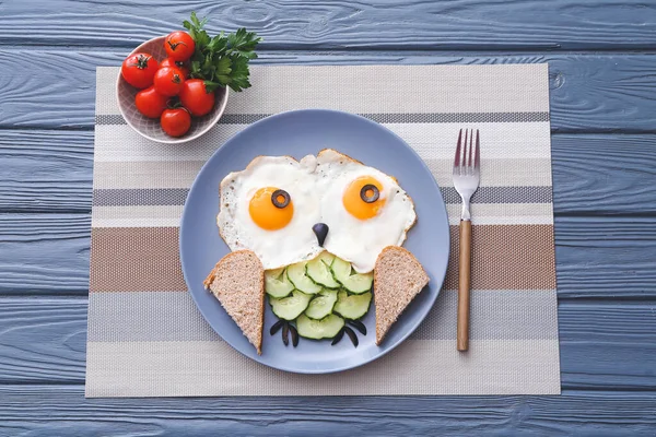 Creative Breakfast Children Eggs Toasts Fresh Vegetables Wooden Background — Stock Photo, Image