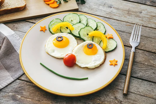 Creative Breakfast Children Eggs Fresh Vegetables Wooden Background Closeup — Stock Photo, Image