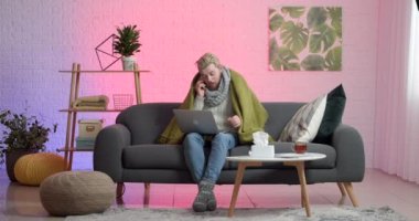 Evde çalışan hasta serbest çalışan bir bilgisayar uzmanı.