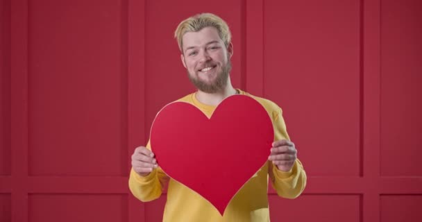 Schöner Mann Mit Rotem Herz Auf Farbigem Hintergrund — Stockvideo