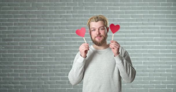 Hombre Guapo Con Corazones Rojos Sobre Fondo Ladrillo — Vídeo de stock