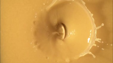 Taze kesilmiş portakalın meyve suyuna düşüşü, üst manzara