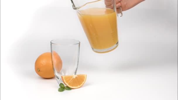 Kvinna Hälla Apelsinjuice Glas Vit Bakgrund — Stockvideo