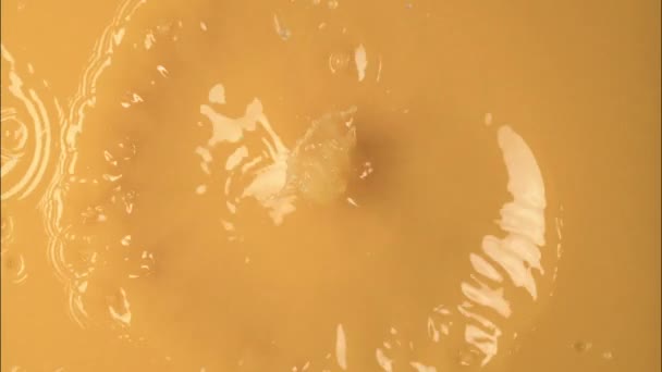 Taze Kesilmiş Portakalın Meyve Suyuna Düşüşü Üst Manzara — Stok video