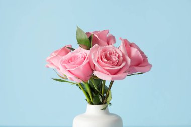 Renkli vazoda güzel pembe güller