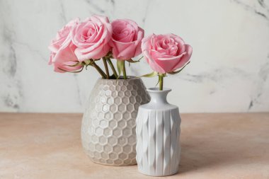 Masadaki vazolarda güzel pembe güller