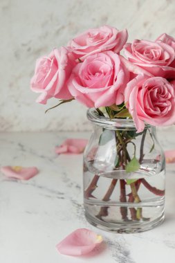 Açık arkaplanda vazoda güzel pembe güller