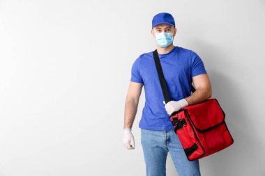 Hafif arka planda gıda dağıtım servisi kuryesi