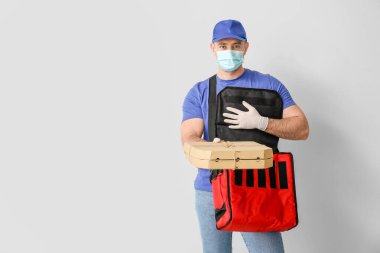 Hafif arka planda gıda dağıtım servisi kuryesi