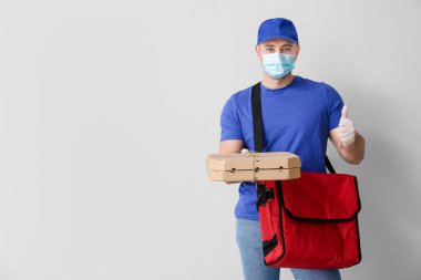 Yemek dağıtım servisi, arka planda başparmak kaldırma gösteriyor.