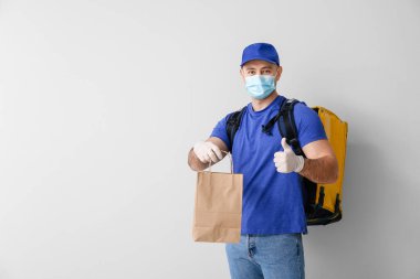 Yemek dağıtım servisi, arka planda başparmak kaldırma gösteriyor.